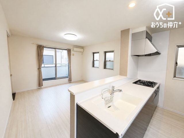 �L�b�`�� �Ƒ��Ɖ�b���y���߂�L�b�`���ł��B�܂��A���r���O�̗l�q���킩��̂ň��S���č�ƂɏW���ł��܂��ˁB���ʐ^��AI���H�ɂ��Ƌ���폜���Ă��܂��B���ۂ̎����󋵂Ƃ͈قȂ�܂��B