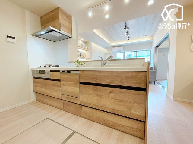 �L�b�`�� �H��@��f�B�X�|�[�U�[�Ȃǂ̐�i�ݔ�����������A�����̗������y�����Ȃ�@�\�I�ȃV�X�e���L�b�`���ł��B
