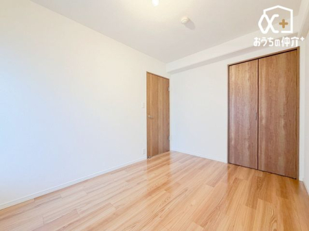 �Q�� �Q���ɃI�X�X���Ȗ�5.3���m���̗l�q�ł��B�N���[�[�b�g���t���Ă���A�Q��E�ߗޓ����L�x�Ɏ��[�\�ȐQ���ł��B