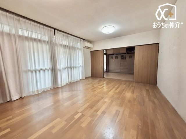 ���r���O �{�摜�͓����җl�̉Ƌ��CG�ŏ������摜�ł���A�����Ƃ͈قȂ�\�����������܂��B
