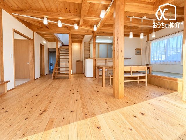 ���r���O �`Living�`�����݂̂���i�`�������e�C�X�g��LDK�B�̂�т肭�낮�\�t�@��A���H�����y���ރ_�C�j���O�Z�b�g��u���Ă��������͂���܂���B