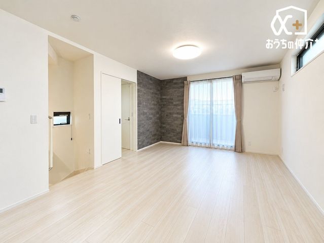 ���r���O �Ƒ��݂�Ȃ��u�₩�Ɍ��₩�ɉ߂�����悤�ɁA�D����������荞�񂾃��r���O�_�C�j���O�B���K�ŉ��₩�ȃv���C�x�[�g��Ԃł��B���f�ڎʐ^�̈ꕔ�́AAI���H�ɂ��Ƌ�E���������폜���Ă���܂��B