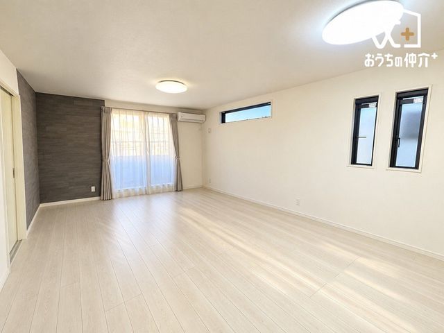 ���r���O �Ƒ��݂�Ȃ��u�₩�Ɍ��₩�ɉ߂�����悤�ɁA�D����������荞�񂾃��r���O�_�C�j���O�B���K�ŉ��₩�ȃv���C�x�[�g��Ԃł��B���f�ڎʐ^�̈ꕔ�́AAI���H�ɂ��Ƌ�E���������폜���Ă���܂��B