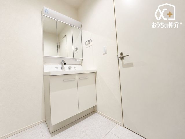 ���ʑ�E���ʏ� �������̂�����ʏ��́A�V���v���ł���Ȃ���@�\�I�ȃf�U�C���������B�L�߂̃X�y�[�X�Ǝ��[���[�����Ă��܂��B���f�ڎʐ^�̈ꕔ�́AAI���H�ɂ��Ƌ�E���������폜���Ă���܂��B