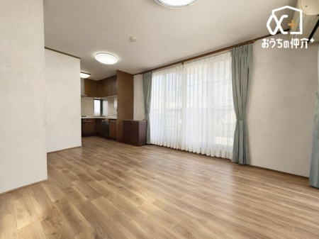 ���r���O �o���R�j�[�ɖʂ������r���O���{�摜��AI�摜�����ɂ��Ƌ����E�Ƌ�������H���Ă���܂�