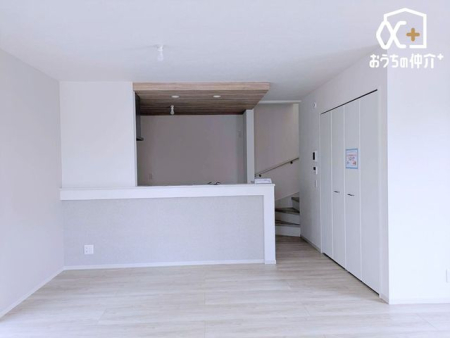 �L�b�`�� �Ƒ��̉�b���e�ފJ���I�ȃJ�E���^�[�L�b�`���I���r���O�����n����݌v�ŁA�����������q�l�̗l�q���m�F�ł��A�Ǝ��������Ɗy�������K�ɂȂ�܂��B