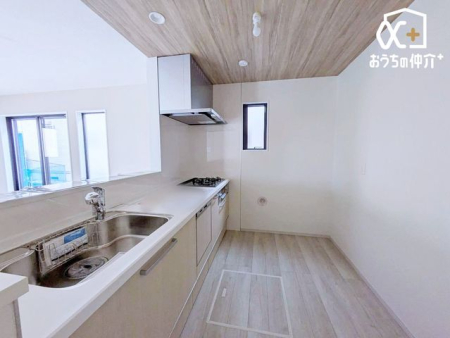 �L�b�`�� �L�b�`���ƃ_�C�j���O�𕪂��A�H��◿���̎󂯓n�������₷���Ζʎ��B���������Ȃ���Ƒ��ƃR�~���j�P�[�V���������܂��B���C�ɓ���̎G�݂�A���őf�G�ȃJ�t�F�̂悤�ȋ�ԉ��o���y���߂܂��B