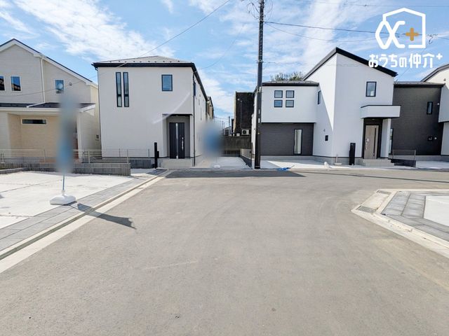 ���̑� ������悤�Ȑ��w�i�ɁA���X�ƘȂޓ@��́A���z�̉��b�𑶕��Ɏ󂯂�B�L�т₩�ŊJ���I�Ȓ��]�ƁA�����Ղ�ƍ~�蒍���z���ɁA�����ɏZ�܂��ґ�������Ǝ������Ē����܂�