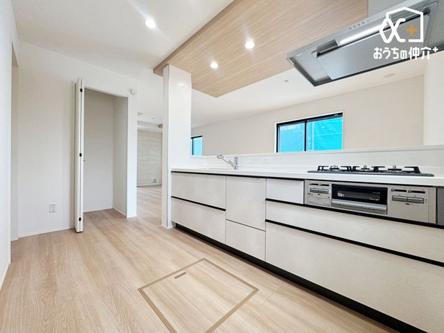 �L�b�`�� �`Kitchen�`�����g���L�b�`�������炱���A�H���̏������y�������ԂɁA�Z�������ł��X���[�Y�ɖ��ʂȂ���Ƃł���A���������ȒP�ɂł���ȂǁA�������y��������L�b�`���X�y�[�X�Ɏd�グ�܂����B
