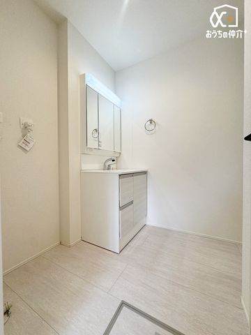���ʑ�E���ʏ� �`Wash room�`���̍Q�����������ԑтł��]�T�������Ďx�x�ł���L���p�E�_�[���[���B���������[���L�x�Ȃ̂Ō����ڂ��X�b�L���Ɛ������ڂł��܂��B