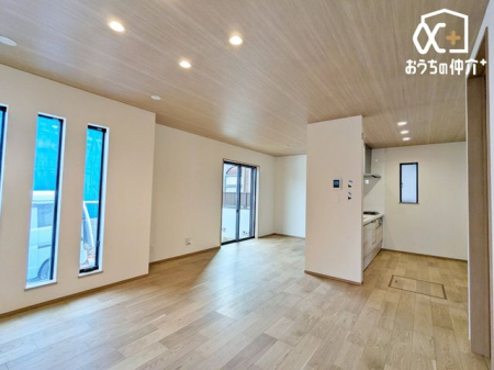 ���r���O 19�����r���O�̗l�q�ł��B�Ƒ������R�ƏW�܂��Ԃ̃��r���O�́A�o���R�j�[������g�����z�˂����������ރ��r���O�ł��B