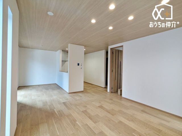 ���r���O �쑤�̑傫�ȑ����炽���Ղ�z�����������ޖ��邢���r���O�B�Ƒ��c���ɍœK�ȊJ�������ӂ���Ԃł��B