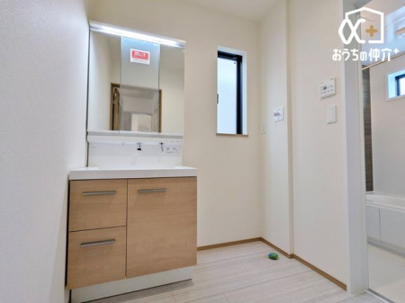 ���ʑ�E���ʏ� �������̂�����ʏ��́A�V���v���ł���Ȃ���@�\�I�ȃf�U�C���������B�L�߂̃X�y�[�X�Ǝ��[���[�����Ă���A�����̐g�x�x�₨����ꂪ�X���[�Y�ɍs���܂��B