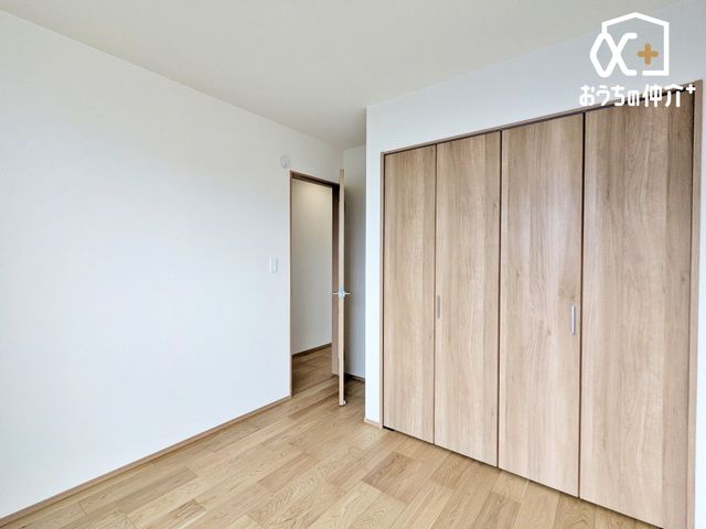 �q������ �q�������ɃI�X�X����4.5���m���̗l�q�B�傫�߂̃N���[�[�b�g���t���Ă��邽�߁A���q�l�̕׋�����E�ߗޓ����֗��Ɏ��[�\�ł��B