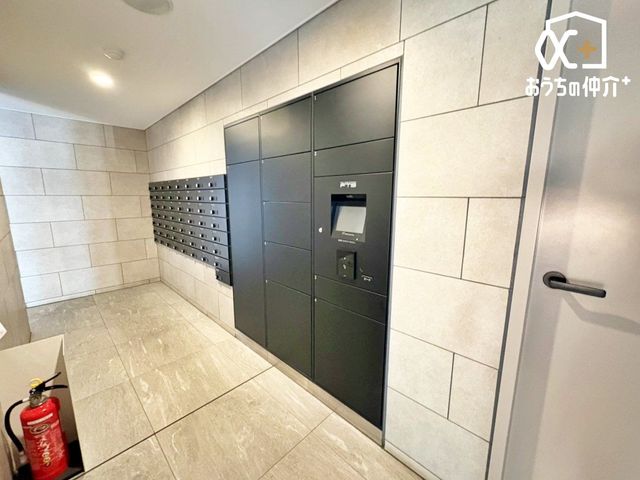 �G���g�����X ��z�{�b�N�X�̗l�q�ł��B����̏ꍇ�ł����S���ĉו��̂��󂯎�肪�\�ł��B