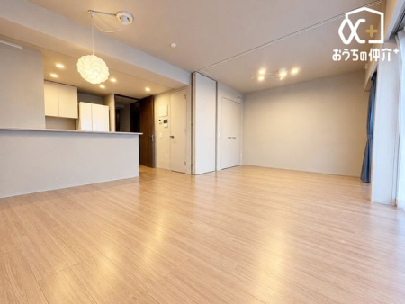 ���r���O �Ƒ��݂�Ȃ��u�₩�Ɍ��₩�ɉ߂�����悤�ɁA�D����������荞�񂾃��r���O�_�C�j���O�B�㎿�ȉ�����ɕ�܂��A���K�ŉ��₩�ȃv���C�x�[�g��Ԃł��B���f�ڎʐ^��AI���H�ɂ��Ƌ���폜���Ă��܂��B