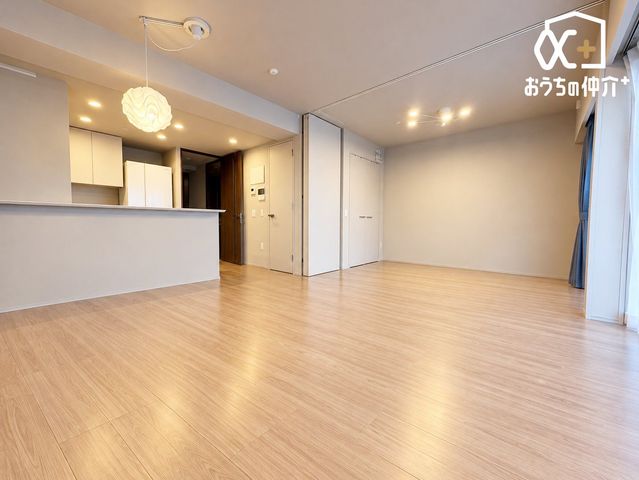 ���r���O �Ƒ��݂�Ȃ��u�₩�Ɍ��₩�ɉ߂�����悤�ɁA�D����������荞�񂾃��r���O�_�C�j���O�B�㎿�ȉ�����ɕ�܂��A���K�ŉ��₩�ȃv���C�x�[�g��Ԃł��B���f�ڎʐ^��AI���H�ɂ��Ƌ���폜���Ă��܂��B