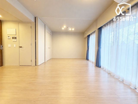 ���r���O ������̑傫�ȑ����炽���Ղ�z�����������ޖ��邢��15�����r���O�B�Ƒ��c���⃊���b�N�X�^�C���ɍœK�ȊJ�������ӂ���Ԃł��B���f�ڎʐ^��AI���H�ɂ��Ƌ���폜���Ă��܂��B