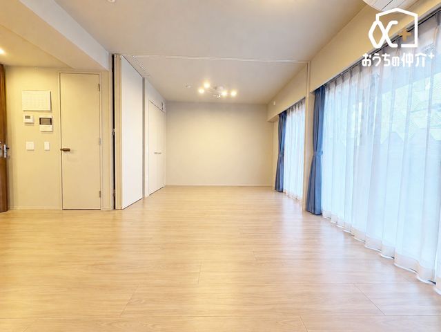 ���r���O ������̑傫�ȑ����炽���Ղ�z�����������ޖ��邢��15�����r���O�B�Ƒ��c���⃊���b�N�X�^�C���ɍœK�ȊJ�������ӂ���Ԃł��B���f�ڎʐ^��AI���H�ɂ��Ƌ���폜���Ă��܂��B