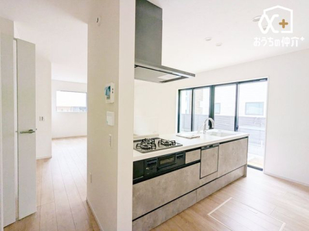�L�b�`�� ����b�̒e�ޑΖʎ��J�E���^�[�L�b�`���d�l�I��22.3���̊J���I�ȃ��r���O�ŉƑ��̏Ί炪�L����܂��B