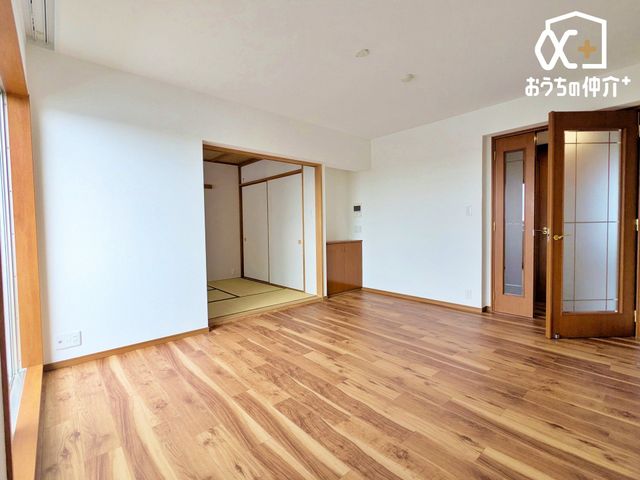 ���r���O ��74m2���̂�Ƃ肠���ԂɈʒu���郊�r���O�B�o���R�j�[������̒g�����z�˂��������Ղ�ƍ������݁A�̂�т肭�낮�\�t�@��_�C�j���O�Z�b�g��u���Ă���Ƃ�̂���L���ł��B