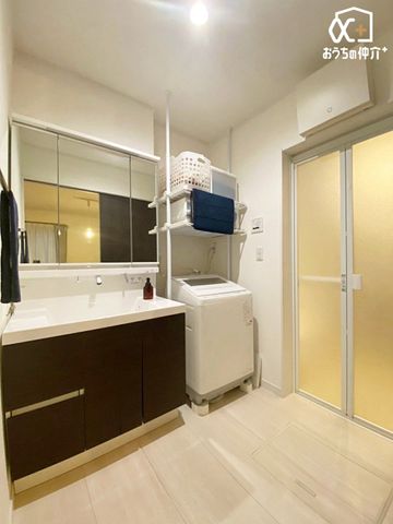 ���ʑ�E���ʏ� �������̂�����ʏ��́A�V���v���ł���Ȃ���@�\�I�ȃf�U�C���������B�L�߂̃X�y�[�X�Ǝ��[���[�����Ă���A�����̐g�x�x�₨����ꂪ�X���[�Y�ɍs���܂��B
