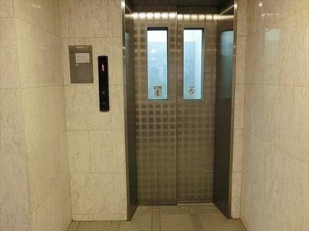 ���̑� �}���V�������̃G���x�[�^�[�̗l�q�ł��B���q�l��A��Ă̂��o������v���ו����^�ԍۂɂ��֗��ł��B