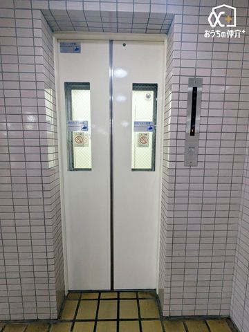 ���̑� �}���V�������̃G���x�[�^�[�̗l�q�ł��B���q�l��A��Ă̂��o������v���ו����^�ԍۂɂ��֗��ł��B