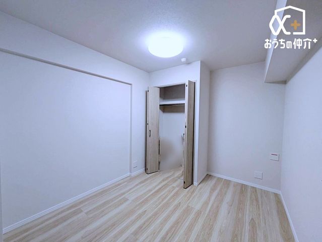 �Q�� ���[�͂̂���N���[�[�b�g�t���m���B��������Еt���Q���ŉ��K�Ȑ������B