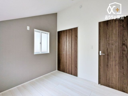 �q������ �N���[�[�b�g���t���Ă��邽�߁A���q�l�̕׋�����E�ߗށE�Q����֗��Ɏ��[�\�ł��B