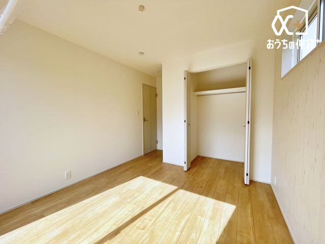 �Q�� ���[�͂��L�x�ȃN���[�[�b�g���t���Ă���Q���́A���X�̕�炵������w�L���Ȃ��̂֕ς��Ă���܂��B