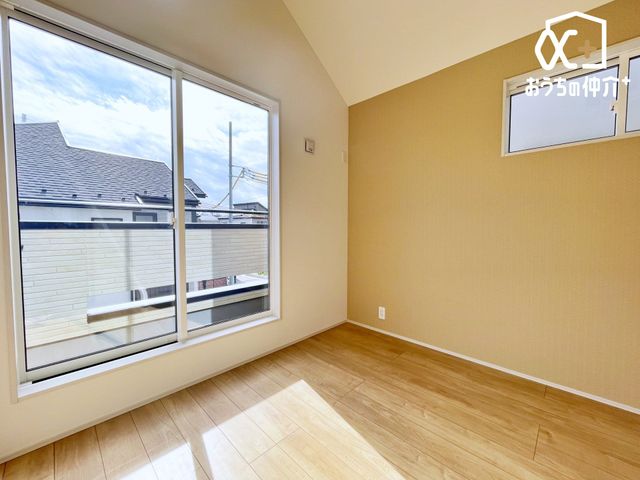 �q������ �q�������ɃI�X�X����4.5���m���̗l�q�ł��B���t�g�ƃN���[�[�b�g���t���Ă���A�Q��E�ߗޓ����L�x�Ɏ��[�\�ȐQ���ł��B