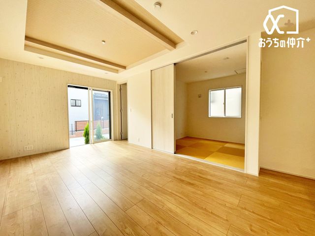���r���O ��15.75����LDK�̗l�q�ł��B �e�����ɍs�������₷�����r���O�́A���r���O�C���K�i�����R�ƉƑ����W�܂��ԂɂȂ�܂��B