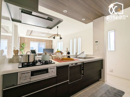 �L�b�`�� �������Ȃ��炲�Ƒ��̂��炪�����L�b�`���ł��B�����������q�l�̗l�q���킩��̂ŁA���S���Ă������Ɏ��g��ł��������܂��B�������΂ɂ��邩���b�����R�ƒe�݂܂��B