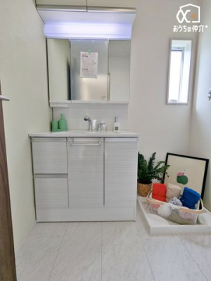 ���ʑ�E���ʏ� �������̂�����ʏ��́A�V���v���ł���Ȃ���@�\�I�ȃf�U�C���������B�L�߂̃X�y�[�X�Ǝ��[���[�����Ă���A�����̐g�x�x�₨����ꂪ�X���[�Y�ɍs���܂��B