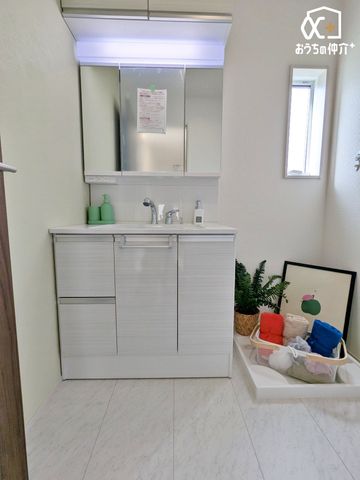 ���ʑ�E���ʏ� �������̂�����ʏ��́A�V���v���ł���Ȃ���@�\�I�ȃf�U�C���������B�L�߂̃X�y�[�X�Ǝ��[���[�����Ă���A�����̐g�x�x�₨����ꂪ�X���[�Y�ɍs���܂��B