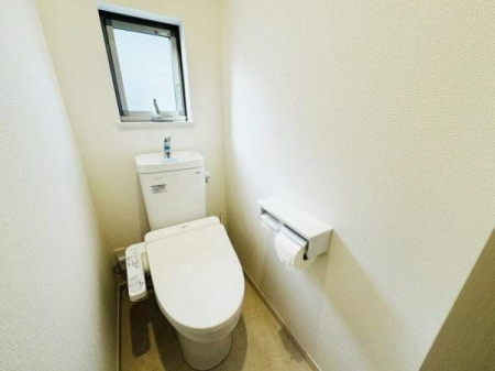 トイレ 小窓のある温水洗浄便座付トイレ
