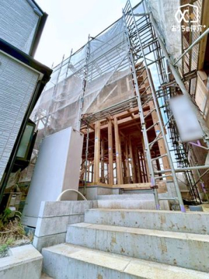 現地外観写真 陽光あふれる閑静な住宅地で新生活スタート！晴れた日は太陽の光を浴びてリフレッシュ！新生活を始めるのにぴったりの物件になりそうですね。いつでもご見学いただけますので、お問い合わせください。