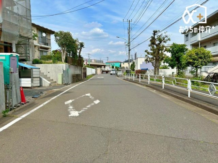 現地外観写真 駐車場付きなら駐車場費用を節約でき、さらに自転車置き場や物置としても利用すれば、駐輪場代やトランクルーム代の節約にもつながるでしょう。車を停めていない間は子どもが遊ぶスペースとしても活用できます。