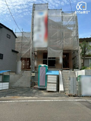  駐車場付きなら駐車場費用を節約でき、さらに自転車置き場や物置としても利用すれば、駐輪場代やトランクルーム代の節約にもつながるでしょう。車を停めていない間は子どもが遊ぶスペースとしても活用できます。