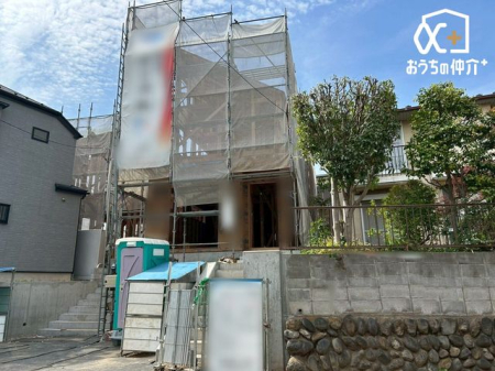 現地外観写真 車通りの少ない落ち着いた環境。お車の出し入れも落ち着いて行えます！ゆったりとした住環境ですので、是非一度足を運ばれて現地をお確かめください。