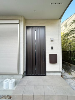 玄関 外からみた玄関の様子