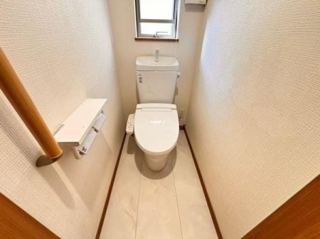トイレ 収納棚付きのスッキリとしたトイレ