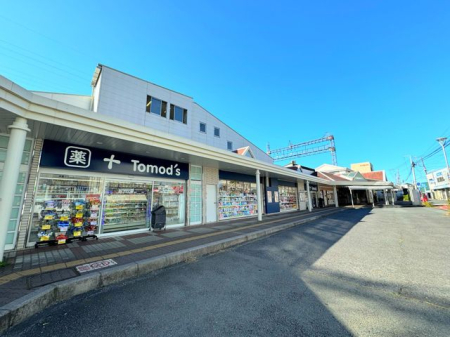 周辺環境 トモズ　西所沢店 徒歩11分。西武池袋線「西所沢駅」から徒歩1分の薬局でございます。取扱商品も豊富です。 860m