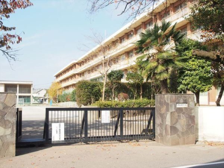 周辺環境 所沢市立南陵中学校 徒歩14分。西武池袋線「所沢駅」近くの広々とした敷地がある中学校でございます。周辺からの評判も良いです！ 1100m