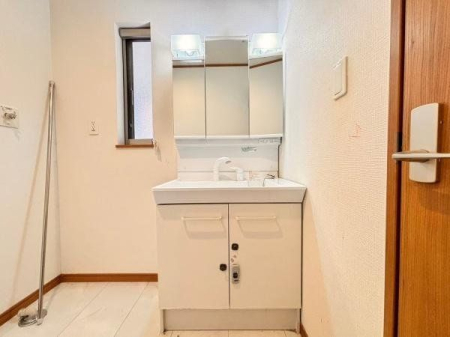 洗面台・洗面所 ～Wash room～大きな洗面　家族みんなが毎日使う洗面室。忙しい朝には使いやすい洗面で、ステキな一日のスタートをきりましょう。