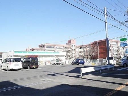 周辺環境 ファミリーマート　東村山多摩湖町店 徒歩6分。【営業時間】24時間営業【駐車場】あり 470m