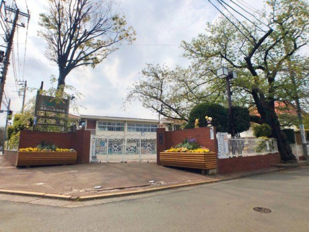 周辺環境 ふじみ幼稚園 徒歩3分。子どもたちの心の育みを行い、茶道、プール、体操、音楽、英語など充実したカリキュラム 170m
