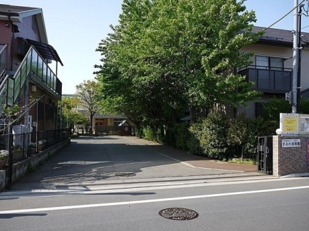 周辺環境 すみれ保育園 徒歩13分。開園時間:午前7時から午後7時まで。子育て支援と乳幼児の健やかな育ちを促すための保育（養護と教育）を積極的に進めている。 990m