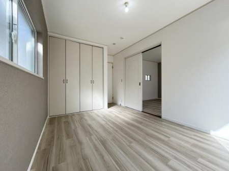 その他内観 リビングに隣接した6.5帖の洋室